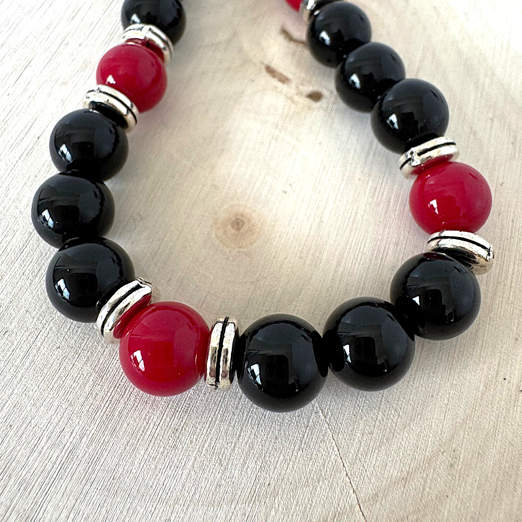 Mens Black Onyx and Red Agate Beaded Necklace Close Up.