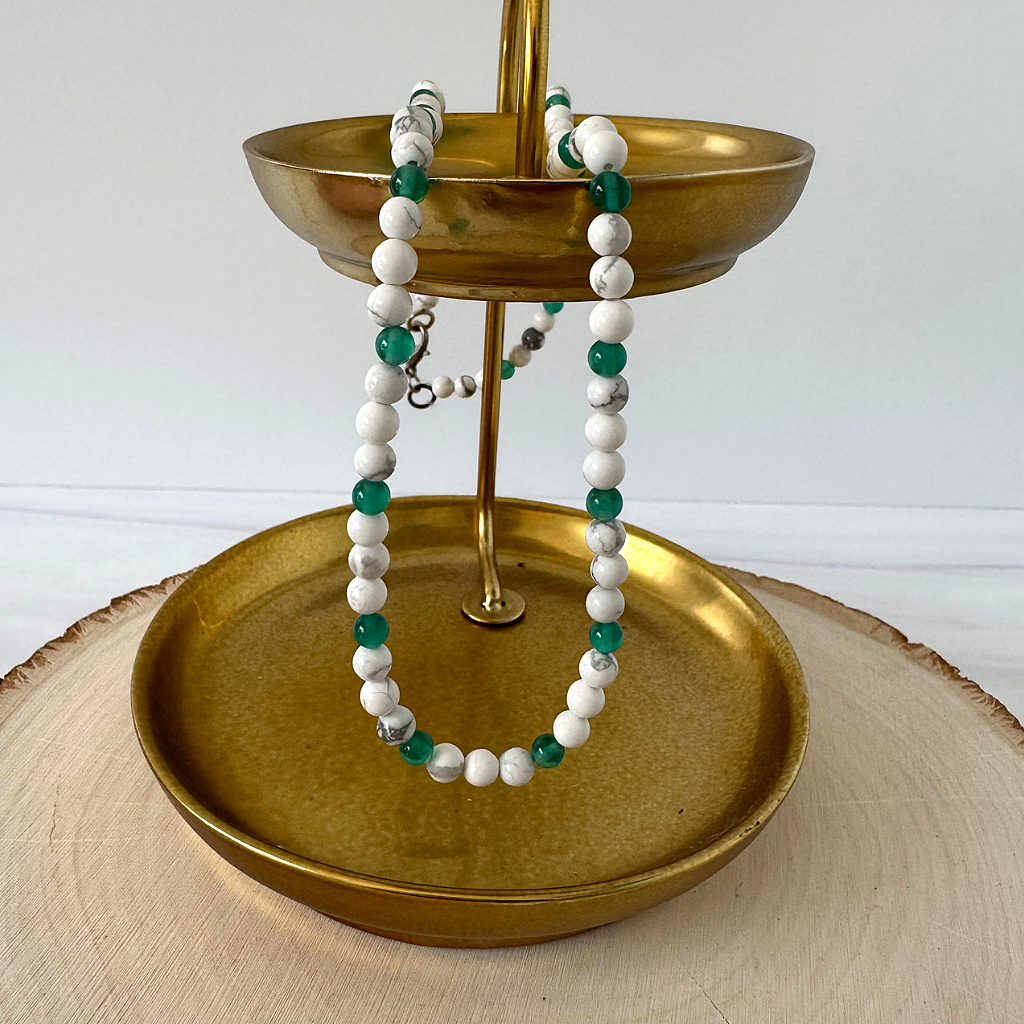 Mens White Howlite and Green Onxy 4mm Beaded Necklace On A gold Tray