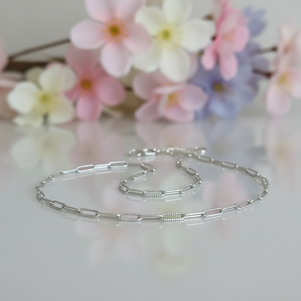 Silver Textured Paperclip Chain Necklace.