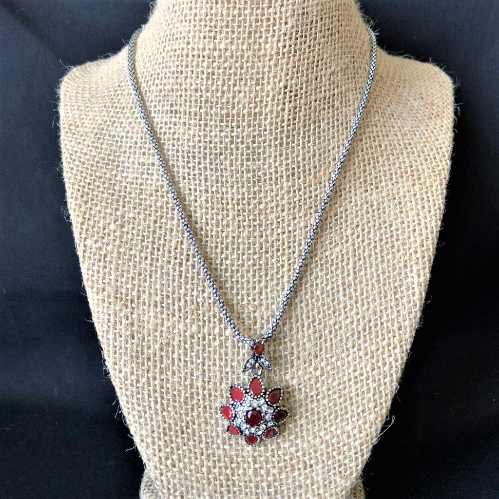 Red Vintage Silver Flower Pendant Chain Necklace.