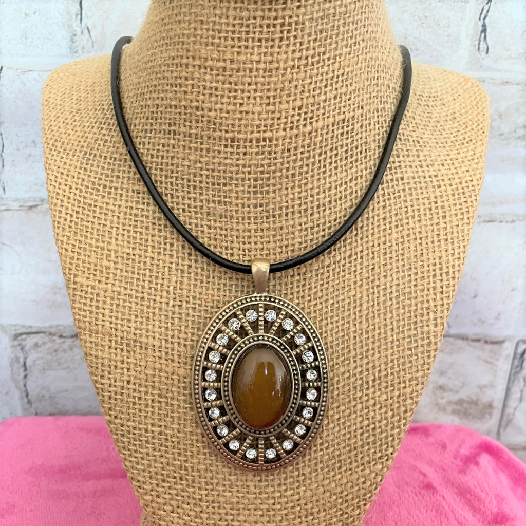 Brown Oval and Gold Pendant Necklace